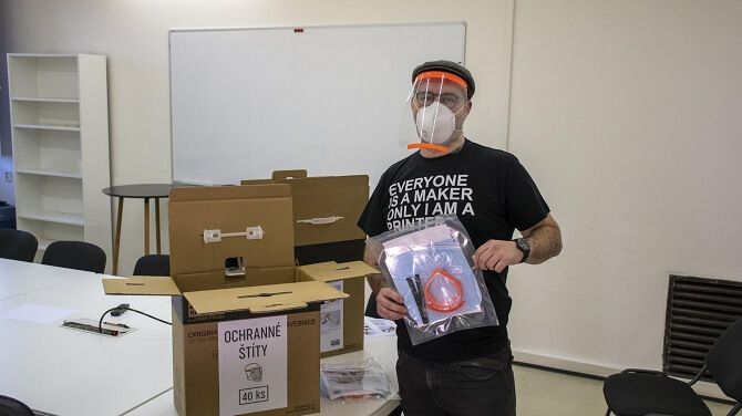 Josef Průša z Prusa Research ukazuje balení ochranných štítů 