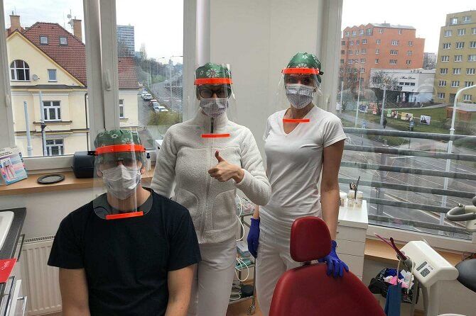 doktoři obdrželi ochranné štíty od Prusa Research