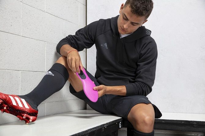 Chytré vložky budou pasovat do jakýchkoli bot, nemusíte mít obuv značky Adidas. Foto: Adidas vkládání štítku do kapsy chytrých vložek Adidas GMR