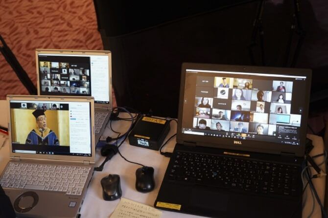 Studenti komunikovali během virtuální robotické promoce díky nástroji Zoom. Foto: BBT virtuální robotické promoce