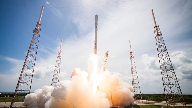 Když se Elona Muska ptali, odkud se dozvěděl tolik věcí o raketách, aby řídil SpaceX, řekl, že jen četl hodně knih. Foto: spacex.com