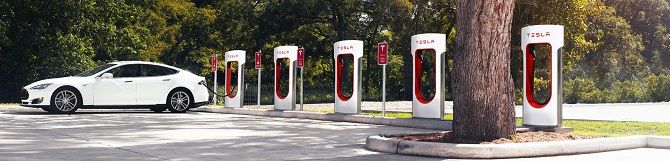 Henry Ford zlevnil cenu auta, aby si ho mohl dovolit každý. O to stejné se snaží Elon Musk s elektromobily. Foto: Tesla Motors