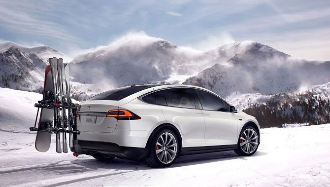 Klasický úložný prostor na střeše nahrazuje držák u zadní části auta, Foto: Tesla Motors