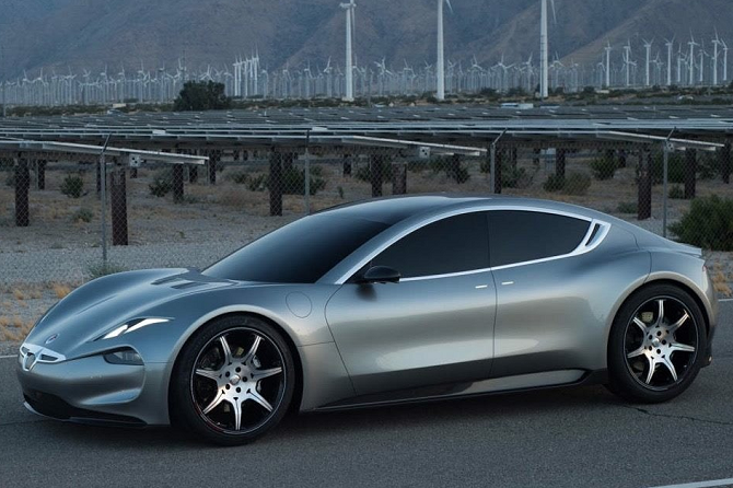 Při navrhování aut se Fisker nechává inspirovat liniemi lidského těla i starými auty z 50., 60. a 70. let. Na obrázku elektrický vůz EMotion, Foto: Henrik Fisker