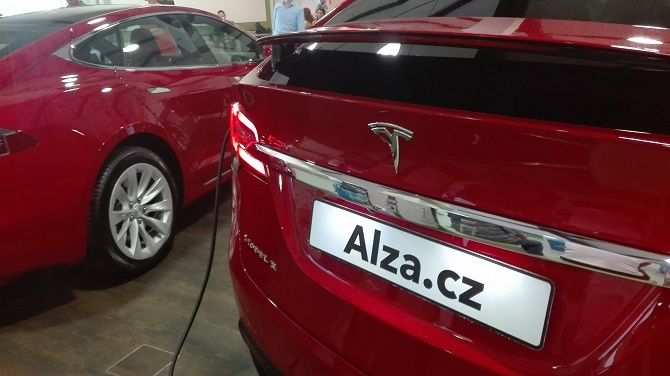 Alza.cz se stala prvním oficiálním prodejcem vozů Tesla v ČR. Předtím si pro ně Češi museli zajet nejblíže do Rakouska. Foto: Elektrina.cz