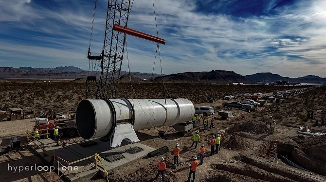 Hyperloop funguje na principu magnetické kapsle. 
