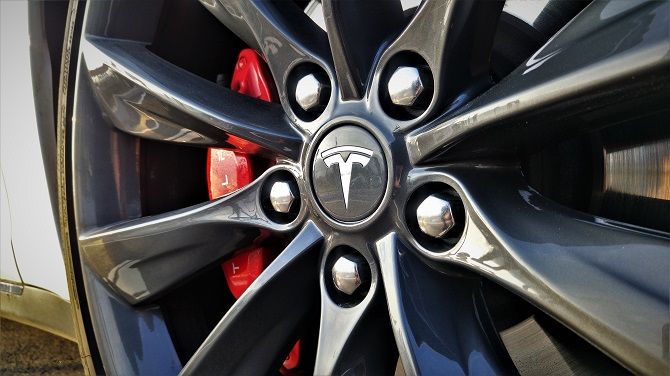 Kolo se znakem automobilky Tesla