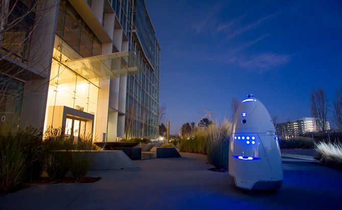 Robot K5 od Knightscope váží 136 kg a dosahuje výšky 1,5 metru. Foto: Knightscope