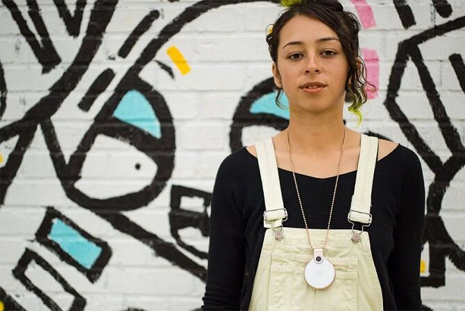 Miniaturní kamera na hrudi se skvěle hodí pro zachycení atmosféry na letních hudebních festivalech. Foto: FrontRow