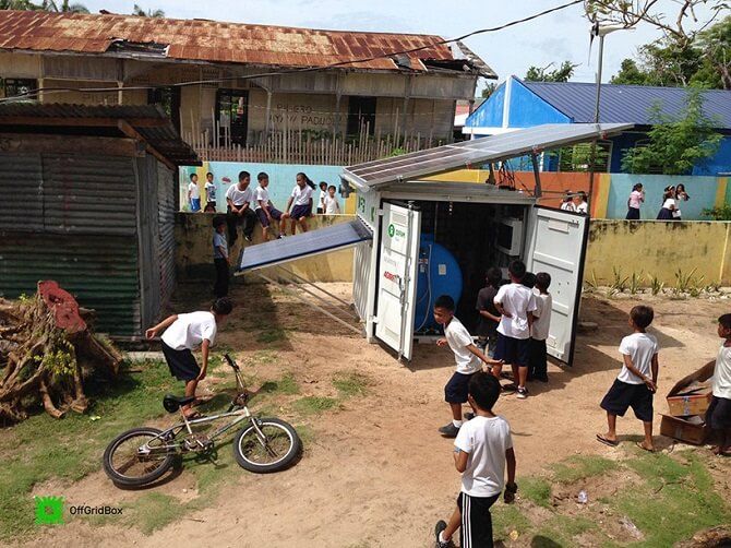 Kromě míst zasažených válkou či přírodními pohromami zjednodušuje nezvyklý kontejner na výrobu elektřiny život lidem z rozvojových zemí, kde chybí rozvody elektřiny nebo vodovodní kanalizace. Foto: OffGrideBox