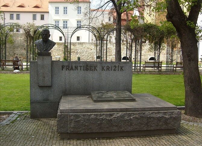Pomník s bustou Františka Křižíka v Plzni