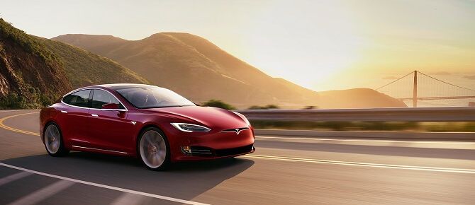 Tesla Model S při západu slunce