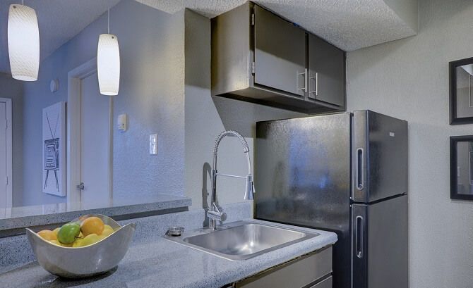 Není dobré umístit lednici vedle radiátorů nebo jiného zdroje tepla, protože to zvyšuje nároky na chlazení a tudíž spotřebu energie.