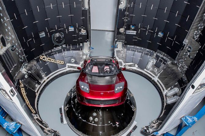 Tesla Roadster v raketě Falcon Heavy