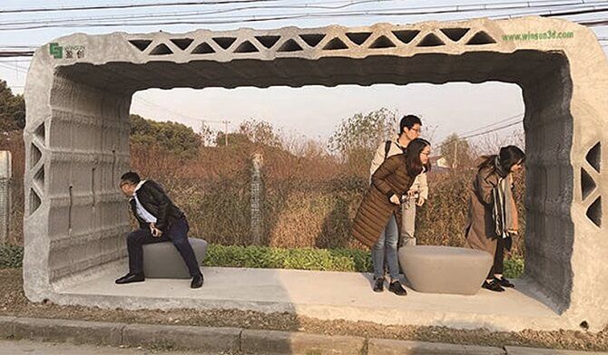 Předtím než firma Winsun vyrobila 1. autobusovou zastávku, byla na místě jen cedule. Foto: Winsun autobusová zastávka z 3D tisku