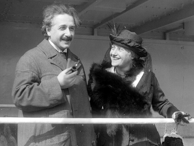 Albert Einstein a Elsa Einsteinová, jeho druhá manželka