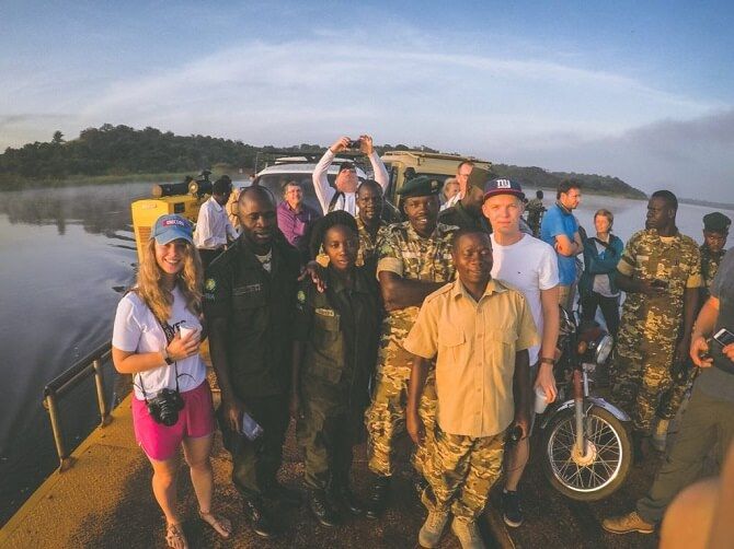 lidé z Ugandy a cestovatelé Lucie a Lukáš z Loudavým krokem