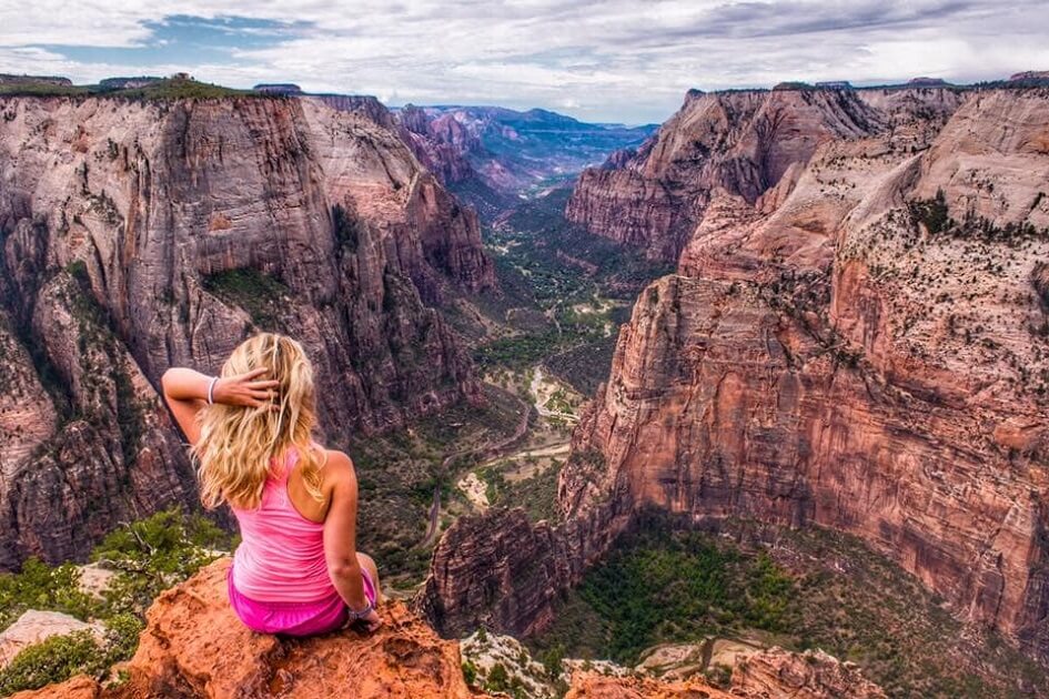 cestovatelé Loudavým krokem v Utahu
