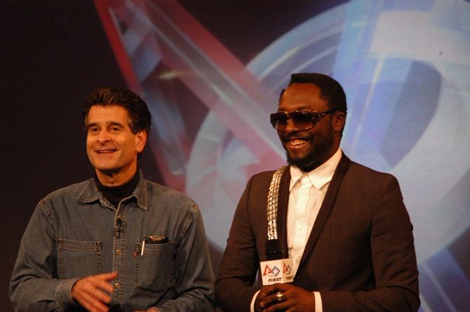 Dean Kamen a zpěvák Will.i.am při představení organizace FIRST. Foto: Wkimedia Commons Dean Kamen a zpěvák Will.i.am při představení organizace FIRST