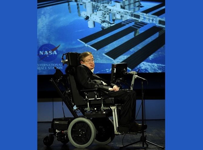 Stephen Hawking je zastánce teorie multiversa, tedy paralelních vesmírů. Foto: Wikimedia Commons Stephen Hawking na přednášce k 50. narozeninám NASA