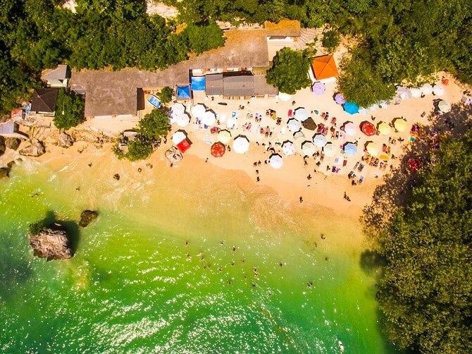 pláž padang padang z pohledu dronu