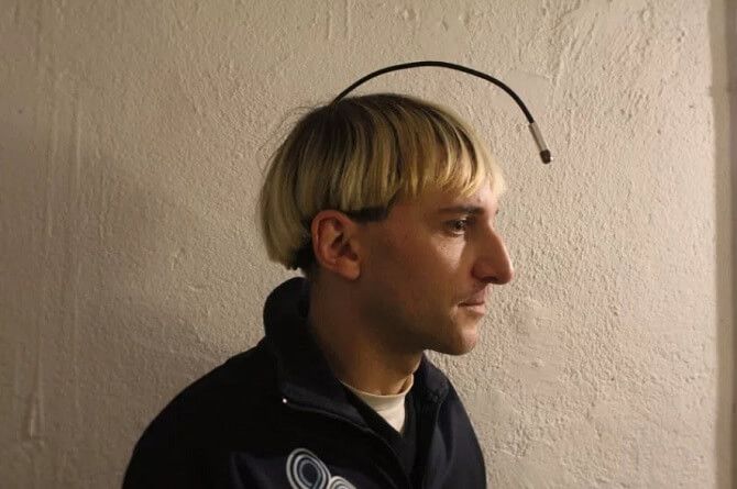 Neil Harbisson a jeho anténa, díky níž slyší barvy podle rozdílných frekvencí jimi odraženého světla. Foto: Maja Bakićová Neil Harbisson a jeho anténa