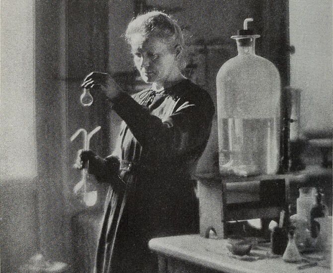 Marie Curie-Skłodowská při bádání. Fotografie byla pořízena někdy kolem roku 1925. Foto: Wikimedia Commons Marie Curie-Skłodowská při bádání