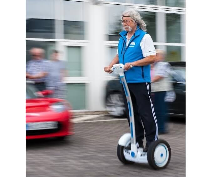 Jaromír Vegr elektromobilitou žije ve všech podobách. Prodává také elektrokola. Foto: Archív Jaromíra Vegra Jaromír Vegr na elektrickém vozítku