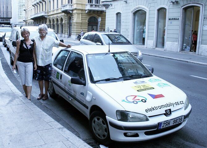Na dovolenou do Chrovatska jezdí Jaromír Vegr se ženou zásadně elektromobilem. Foto: Archív Jaromíra Vegra Jaromír Vegr se ženou