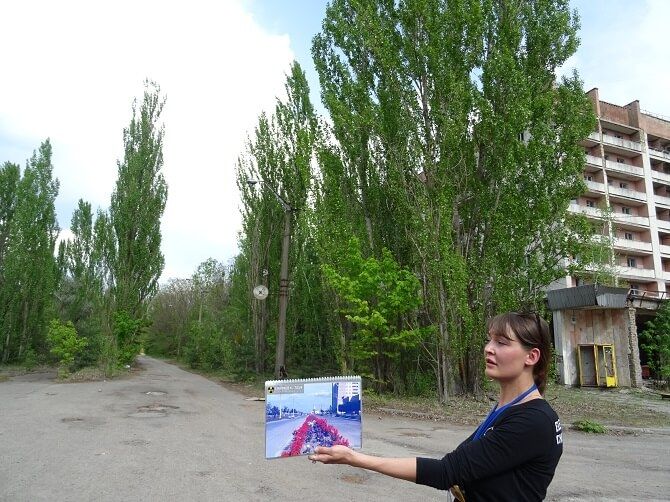 Průvodkyně ukazuje, jak byla ulice dříve osázená červenými růžemi. Foto: Elektřina.cz prohlídka města Pripjať