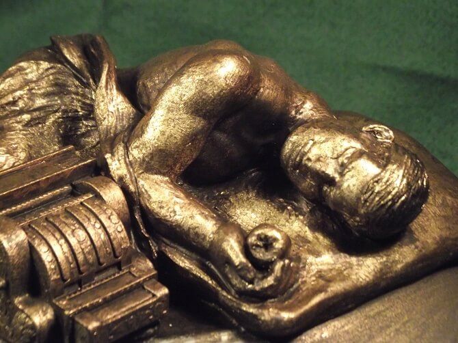 Dílo ztvárňující smrt Alana Turinga po kousnutí do otráveného jablka