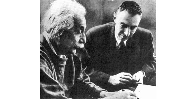 Proti jaderným zbraním brojili Oppenheimer a Einstein společně. Foto: Wikimedia Commons Robert Oppenheimer a Albert Einstein