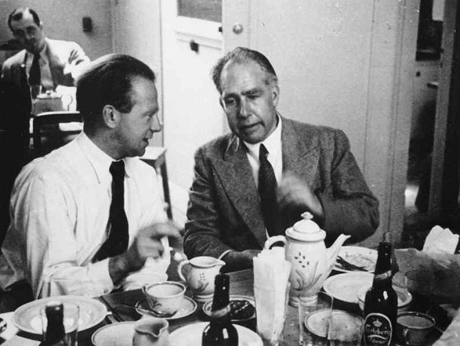 Werner Heisenberg (zleva) a Niels Bohr (zprava). Foto: Wikimedia Commons Werner Heisenberg a Niels Bohr