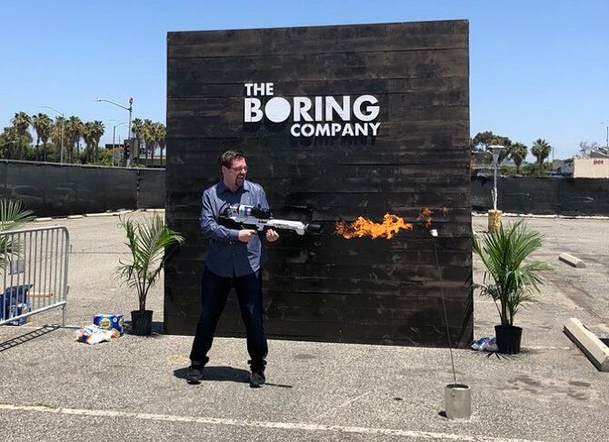 Foto: Spokojený zákazník s plamenometem. Foto: Twitter Elona Muska Plamenomet od Boring Company a spokojený zákazník