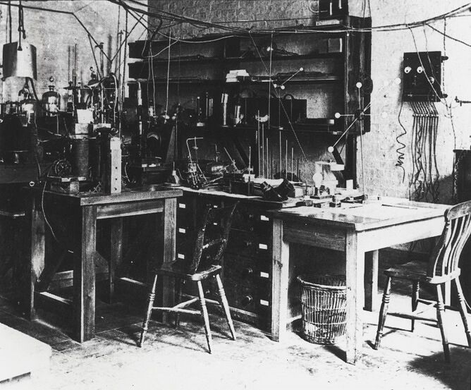 Laboratoř Ernesta Rutherforda v Cambridge. Foto: Wikimedia Commons (upraveno) laboratoř Ernesta Rutherforda v Cambridge