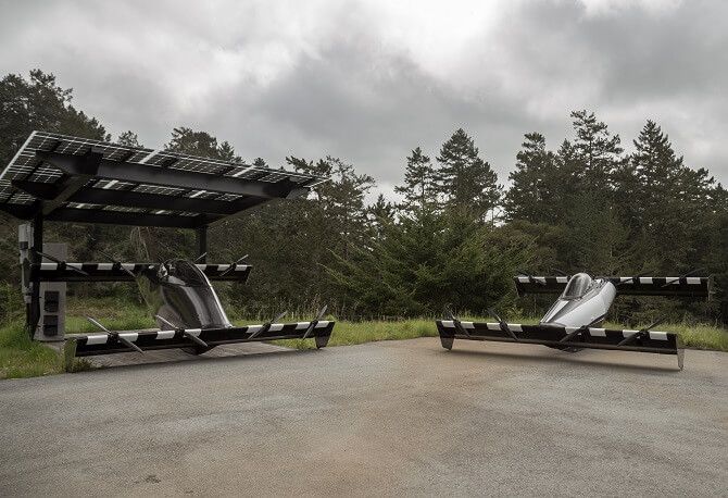 BlackFly dobije energii pod přístřeškem pokrytým solárními panely. Foto: Opener BlackFly při dobíjení energie