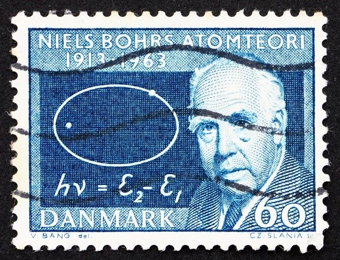Niels Bohr se pro svůj přínos vědě dostal i na dánské známky. Foto: AdobeStock Niels Bohr za dánské známce