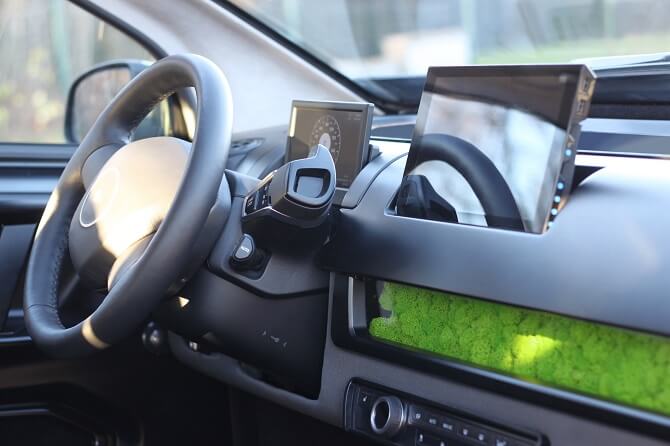 O mechovou vrstvu na palubní desce se řidič nemusí nijak starat. Foto: Sono Motors mech na palubní desce elektromobilu Sion