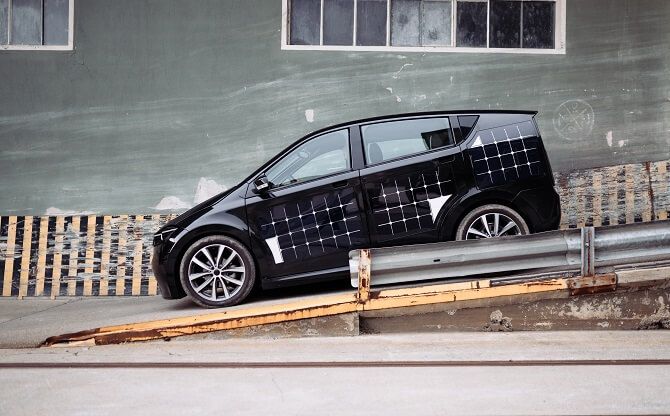 U rychlonabíječky s výkonem 50 kW se nabije baterie na úroveň 80 % za 30 minut. Foto: Sono Motors elektromobil Sion od Sono Motors z boku