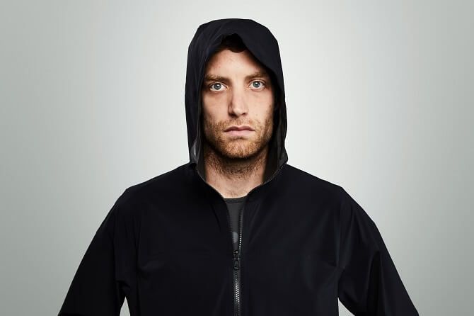 Zdá se vám tvář modela trochu povědomá? Bundu totiž předvádí nejmladší syn Micka Jaggera, James. Foto: Vollebak/Sun Lee