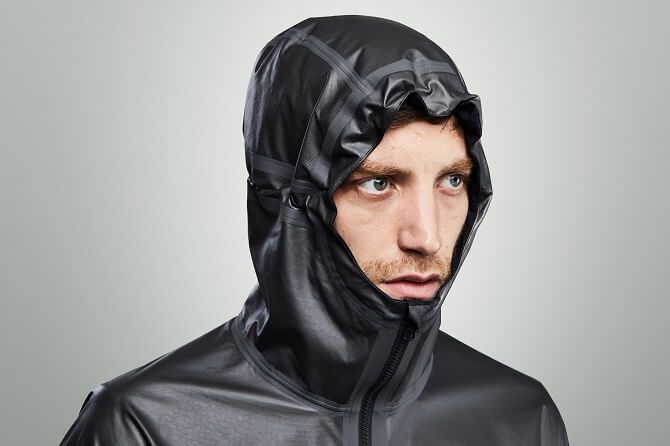 Startup Vollebak založili Nick a Steve Tidballovi v roce 2015. Foto: Vollebak/Sun Lee grafenová bunda od Vollebak, detail s kapucí