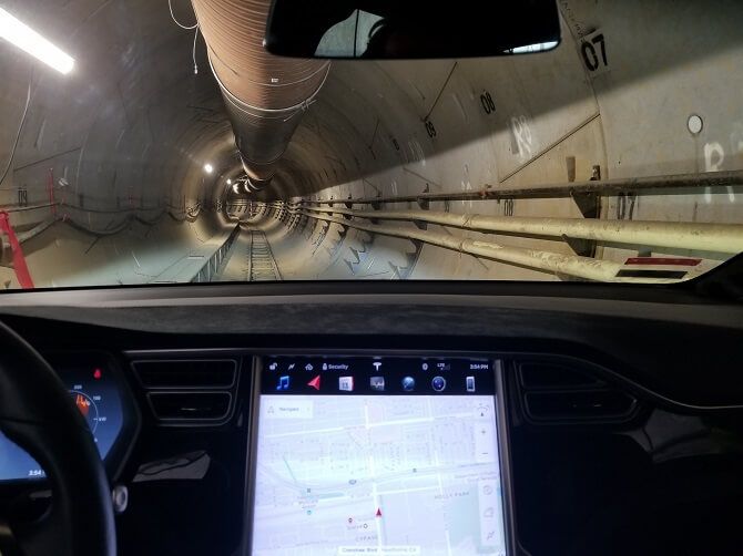 Tesla v tunelu vykopaném Boring Company