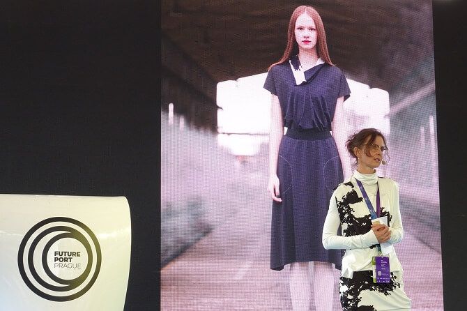 Lada Vyvialová prezentuje oblečení z nanovláken na Future Port Prague 2018