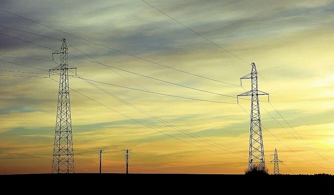 Pokud se zprostředkovatelé aukcí dopustí nekalých obchodních praktik, měli by spotřebitelé kontaktovat Českou obchodní inspekci (ČOI). Foto: Pixabay elektrické vedení