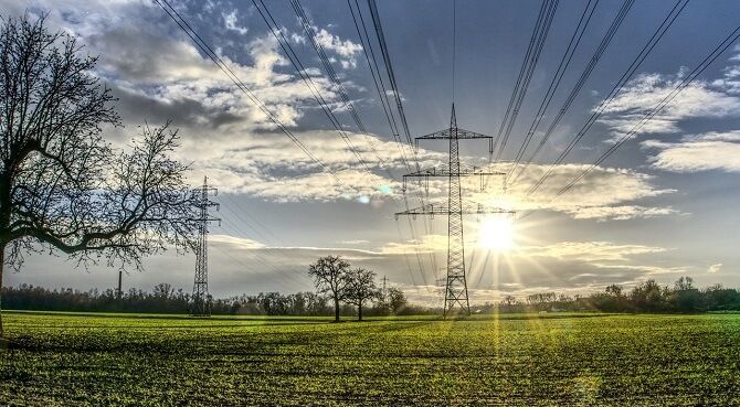 Do ceny za kWh se promítá také regulace cen v dané distribuční oblasti.