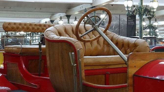 Mercedes Double-Phaeton 28/50 s brzdou u pasažérů v 2. řadě.