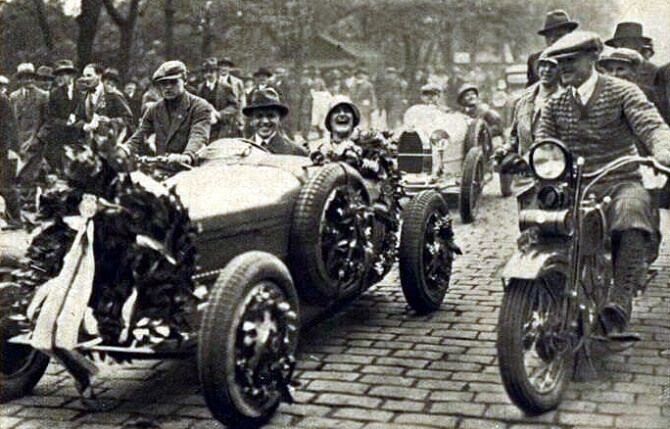 Československá závodnice Eliška Junková při ceremoniálu během závodu Targa Florio v roce 1928.