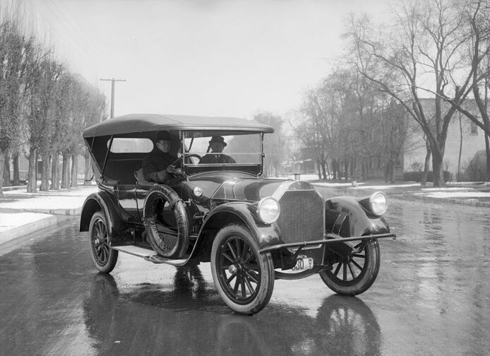 automobil Pierce-Arrow z roku 1915
