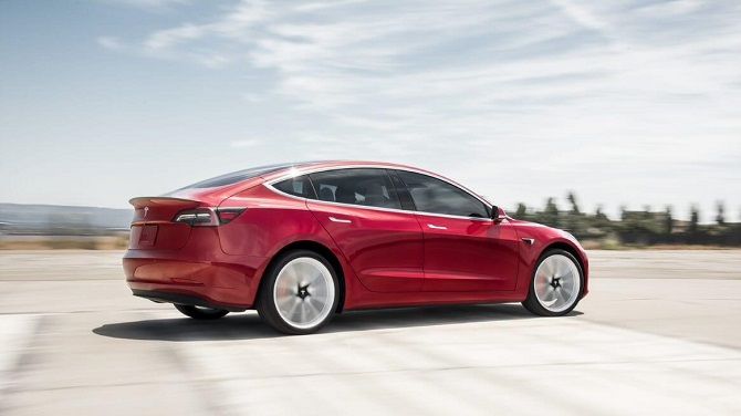 Tesla Model 3 v rudém provedení