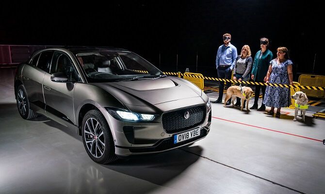 Zvuk elekromobilu Jaguar I-Pace byl testován za účasti osob se zrakovým postižením. Foto: Jaguar elektromobil Jaguar I-Pace